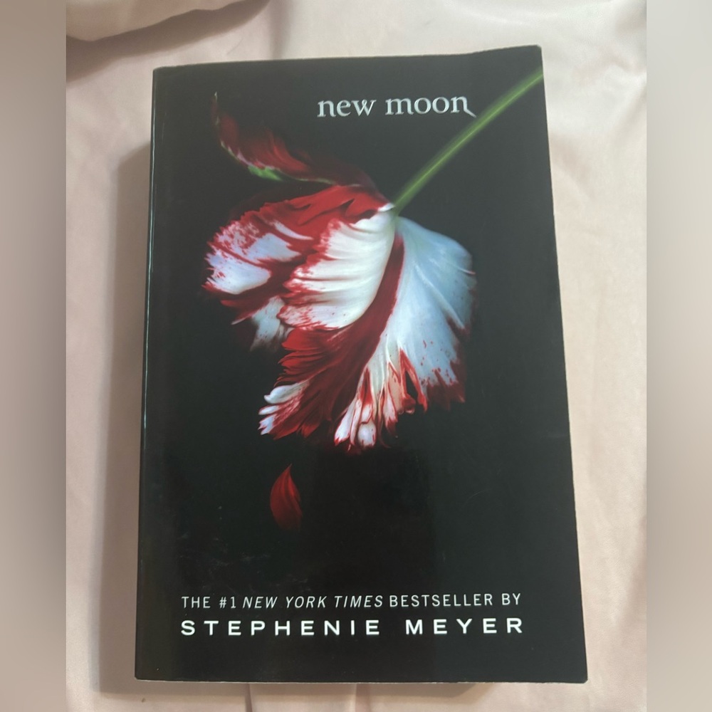 New Moon by Stephenie Meyer Book